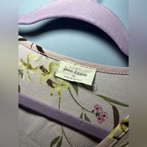 ‘Free Kisses’ front twist tie blouse, XL, new condition - Picture 3 of 6